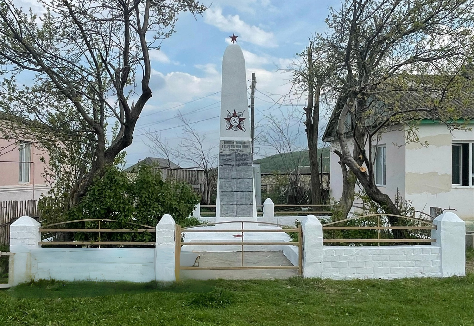 Дань памяти. Сотрудники Дагестанского РДУ благоустроили памятник воинам, павшим в Великой Отечественной войне