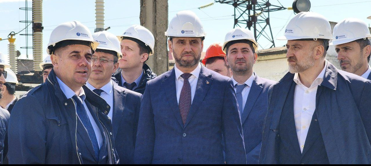 Заместитель министра энергетики России Пётр Конюшенко посетил сразу 2 крупные подстанции региона - «Завод точной механики» и «Приморская»