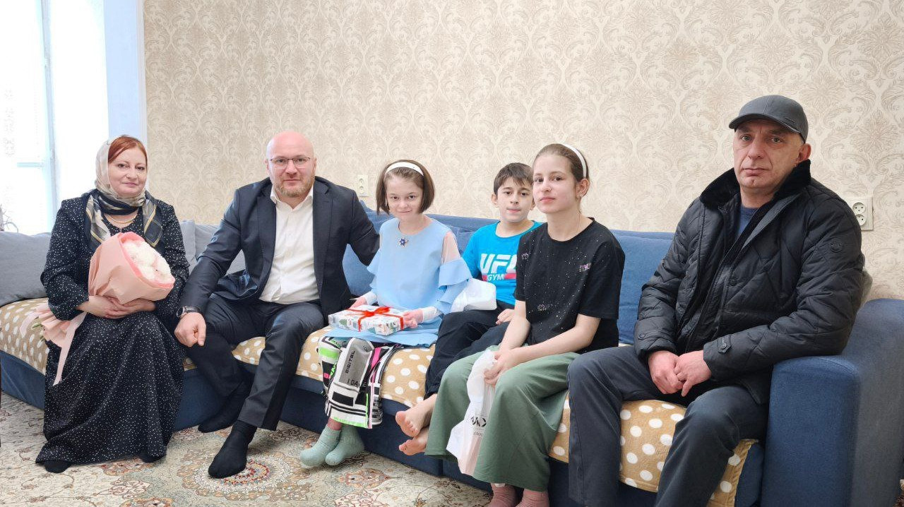 Добрые волшебники. Руководство Минэнерго Дагестана исполнило мечты детей в рамках Всероссийской акции «Елка желаний»