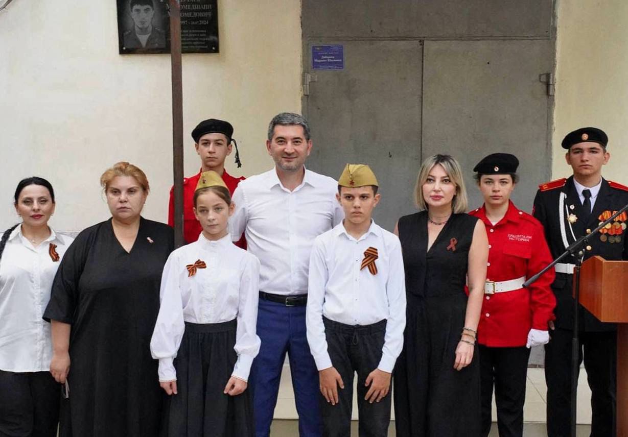 В день солидарности в борьбе с терроризмом министр энергетики Дагестана Марат Шихалиев посетил открытие мемориала герою в махачкалинской школе №12