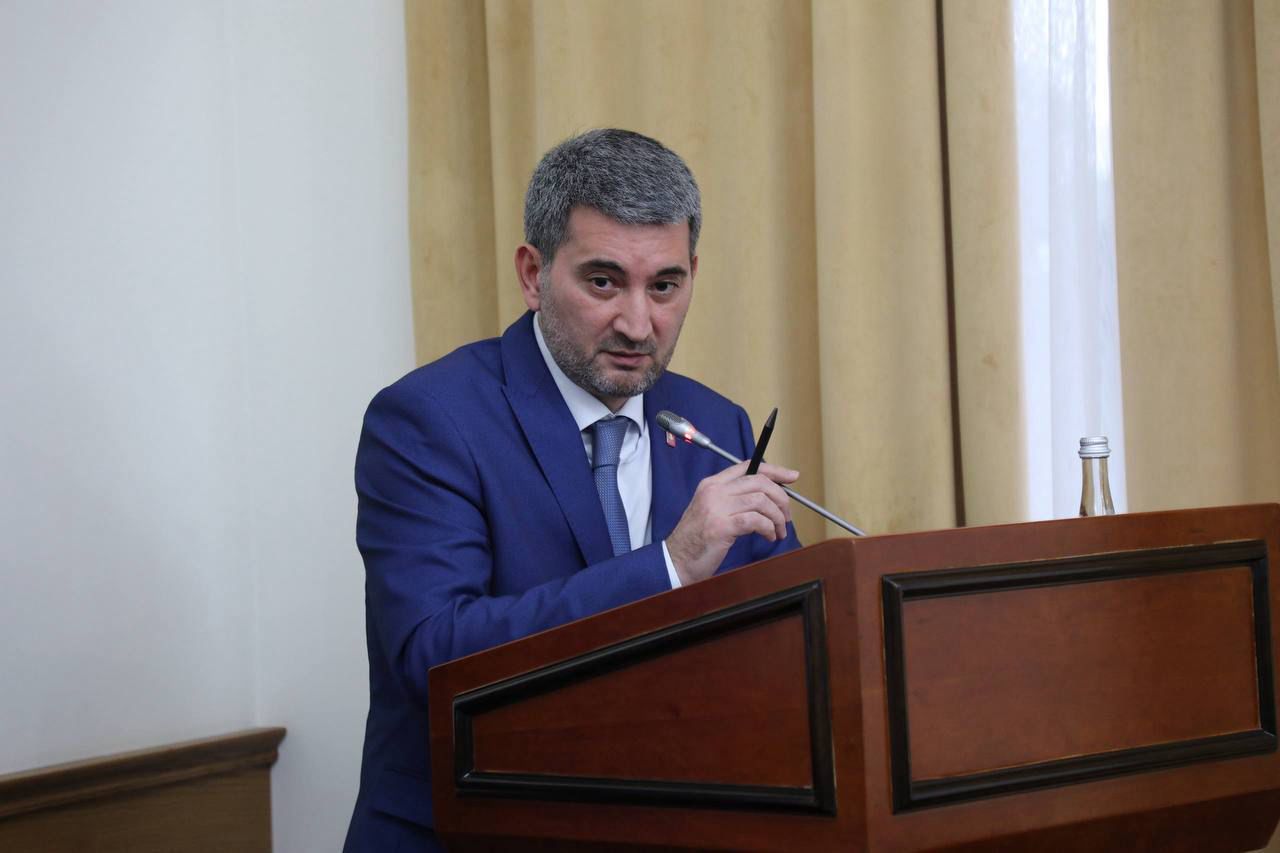 На совещании под руководством Председателя Правительства РД Абдулмуслима Абдулмуслимова представил детальный отчет о ходе реализации проекта Новолакской ветроэлектростанции