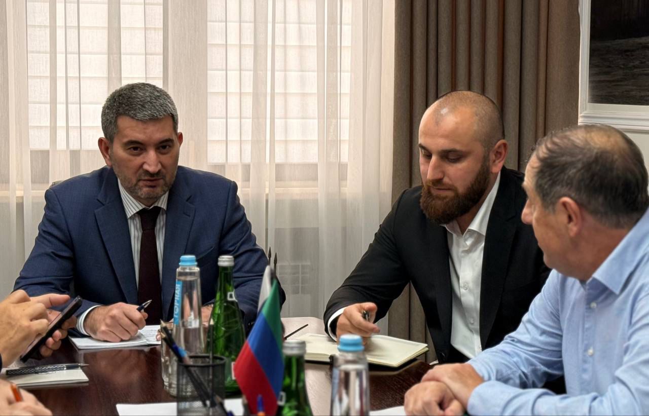 Провел еженедельное аппаратное совещание в министерстве.