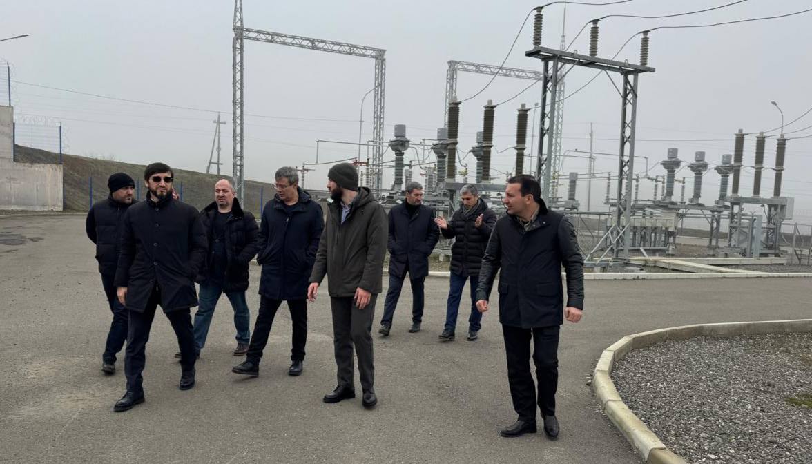 В рамках рабочей поездки участники совещания посетили построенную электрическую подстанцию «Дербент-Северная-2».