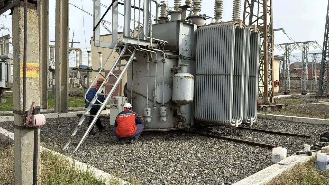 Энергетики филиала «Дагэнерго» провели плановые работы на подстанции «Махачкала-110»