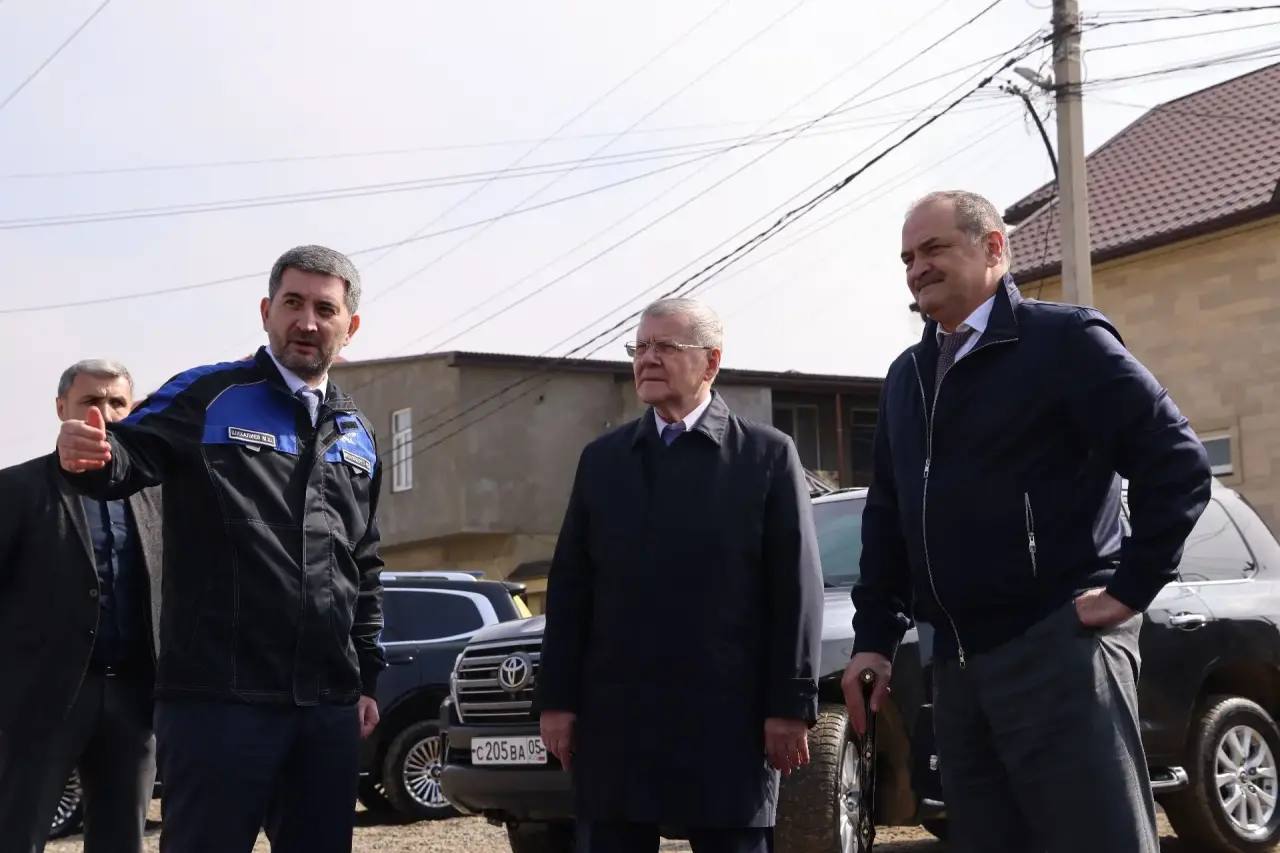 Юрий Чайка осмотрел подстанцию «Приморская» в Махачкале.