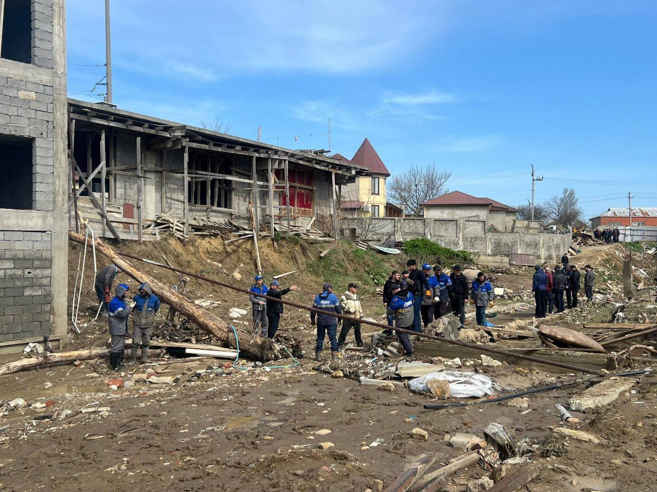 Специалисты «Газпром газораспределение Махачкала» с раннего утра ведут ремонтные работы на газопроводах, повреждённых в результате паводков в Махачкале.