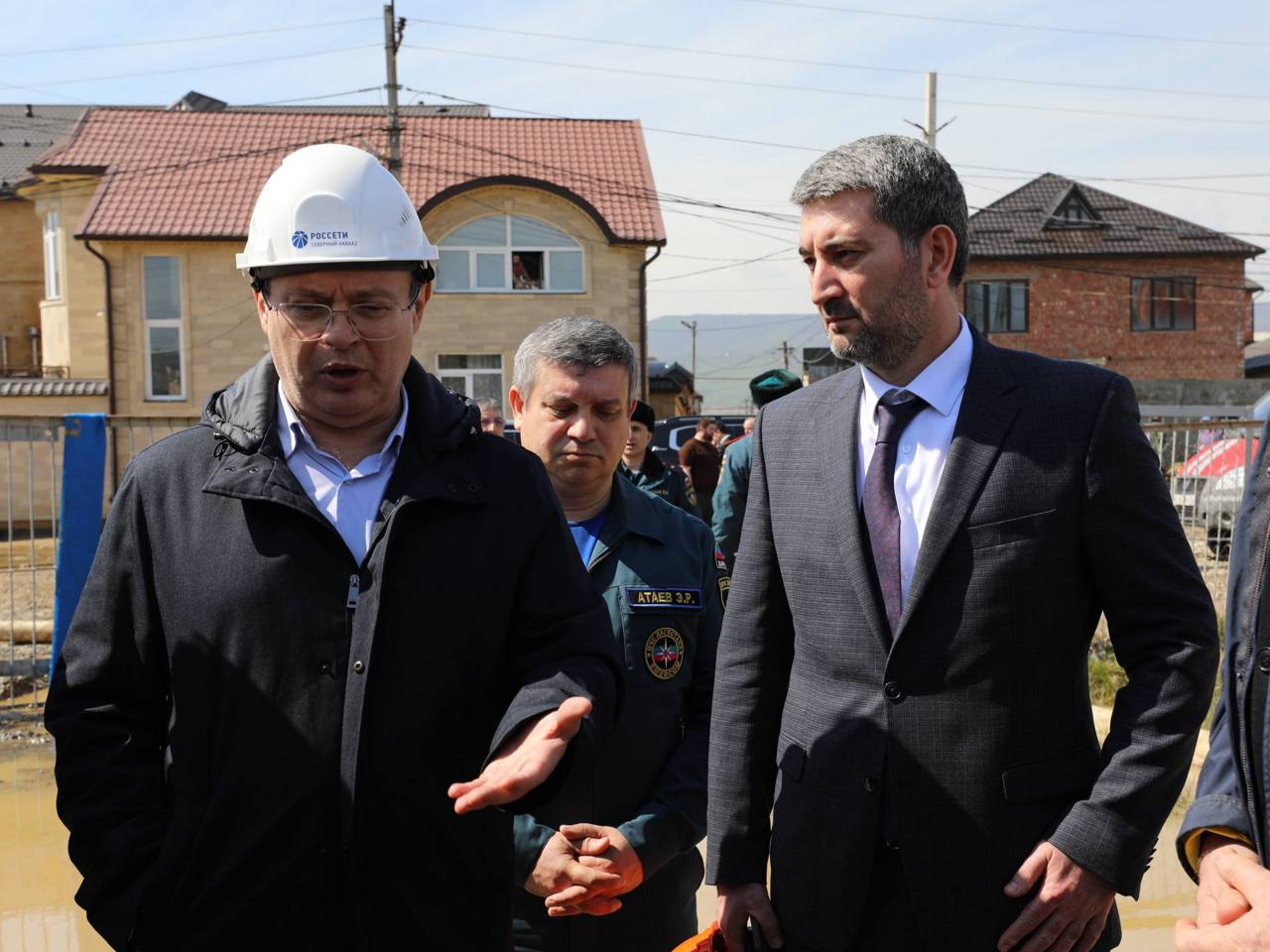 Совместно с Председателем Правительства РД Абдулмуслимом Абдулмуслимовым, первым вице-премьером Манвелом Мажонцем, провели рабочую поездку на подстанцию 110 кВ «Приморская» в посёлке Пальмира.