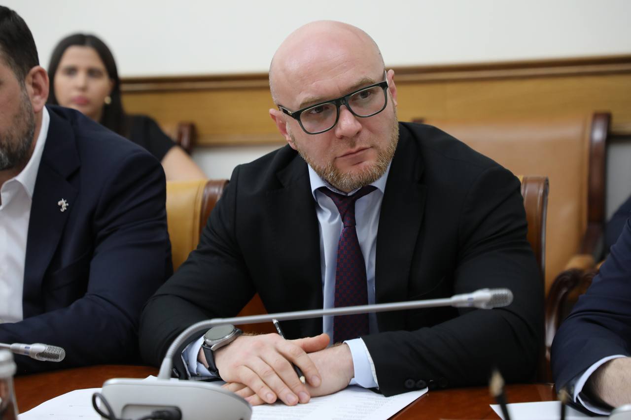 АЗС Дагестана продолжают удерживать цену на топливо