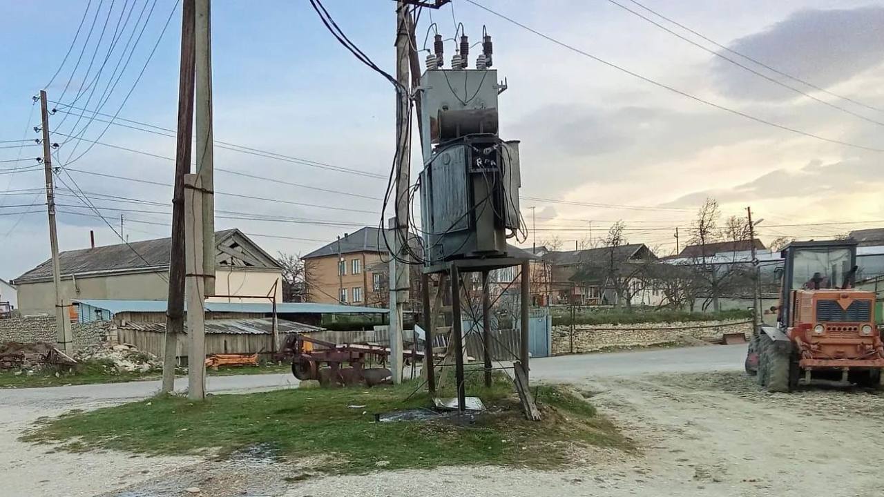 Специалисты Левашинских РЭС восстановили электроснабжение в селе Леваши.