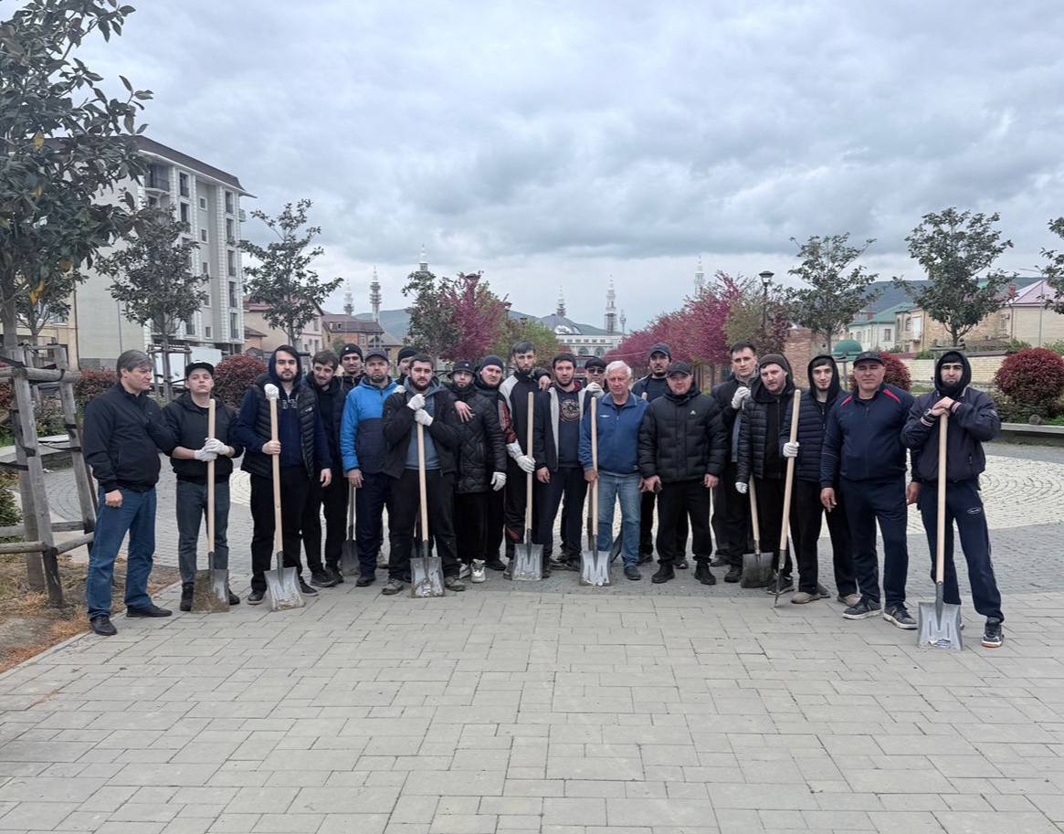 Субботник на улице Славы: коллектив Минэнерго РД – за чистоту и порядок!