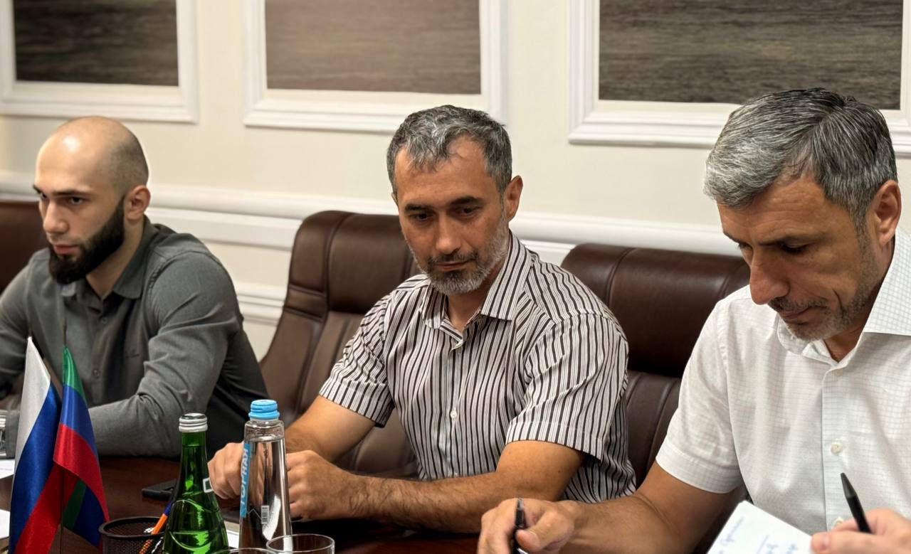 В Министерстве энергетики и тарифов Республики Дагестан под председательством министра Марата Шихалиева состоялось рабочее совещание по вопросам технологического присоединения Дербентской солнечной электростанции