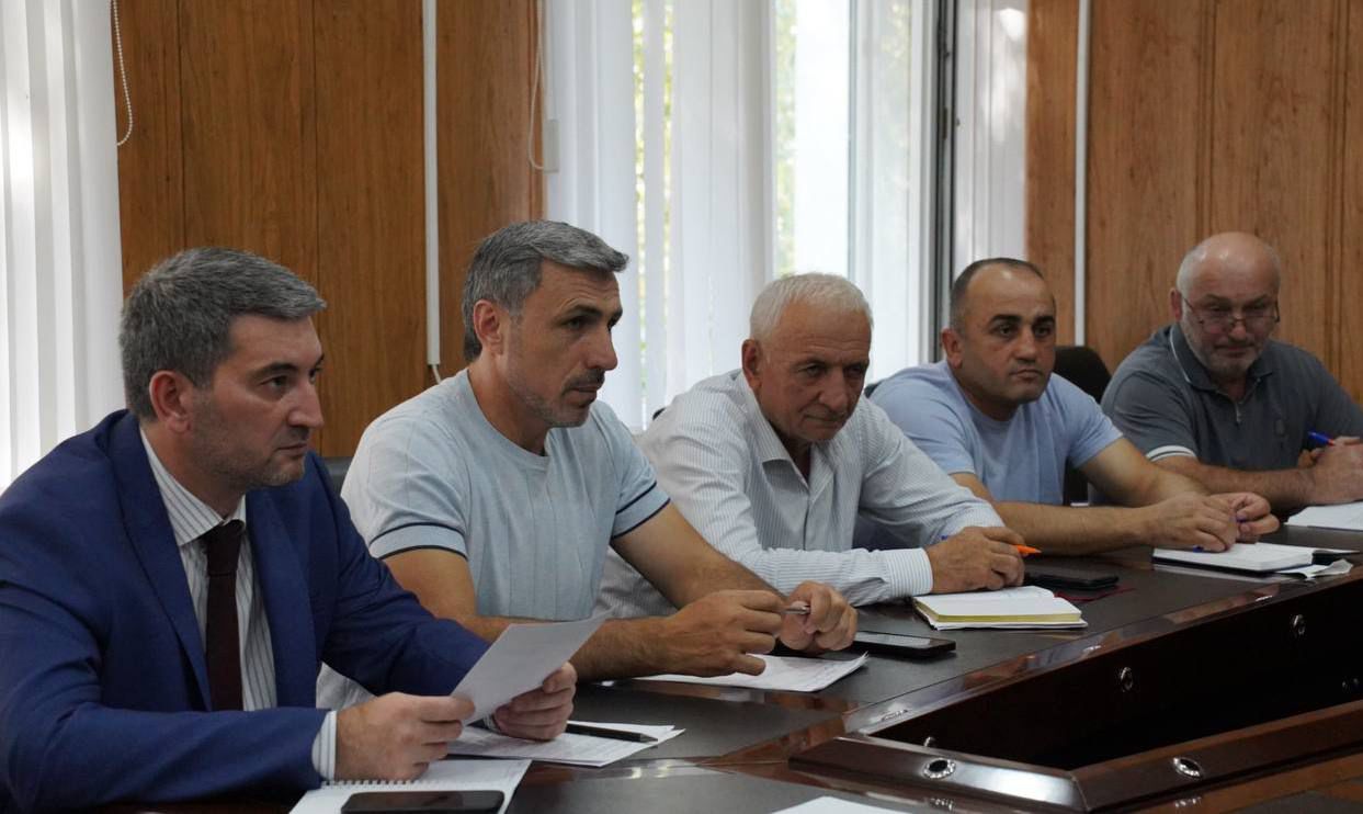 Выездной прием граждан в Тляратинском районе провел министр энергетики и тарифов Республики Дагестан Марат Шихалиев