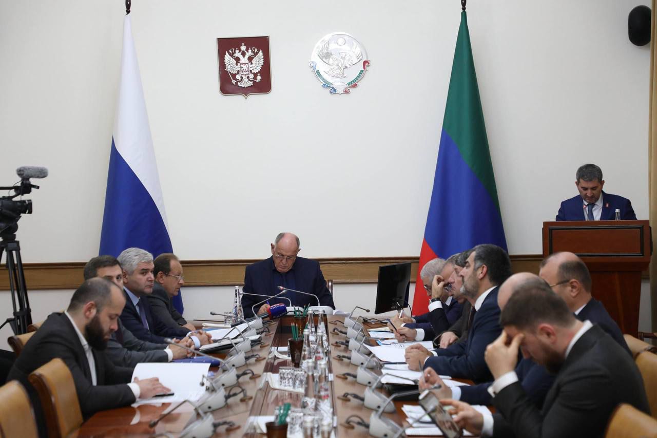 На совещании под руководством Председателя Правительства РД Абдулмуслима Абдулмуслимова представил детальный отчет о ходе реализации проекта Новолакской ветроэлектростанции