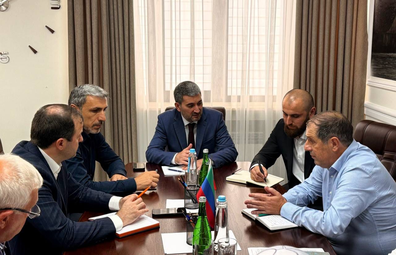 Провел еженедельное аппаратное совещание в министерстве.