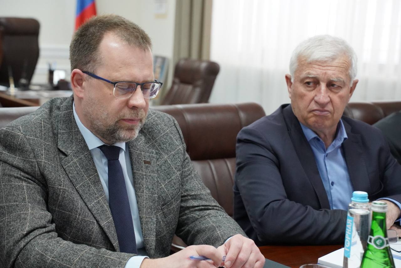 Министр энергетики и тарифов РД Марат Шихалиев провёл совещание в связи с очередным прогнозируемым комплексом неблагоприятных метеорологических явлений в период с 11 по 12 апреля.