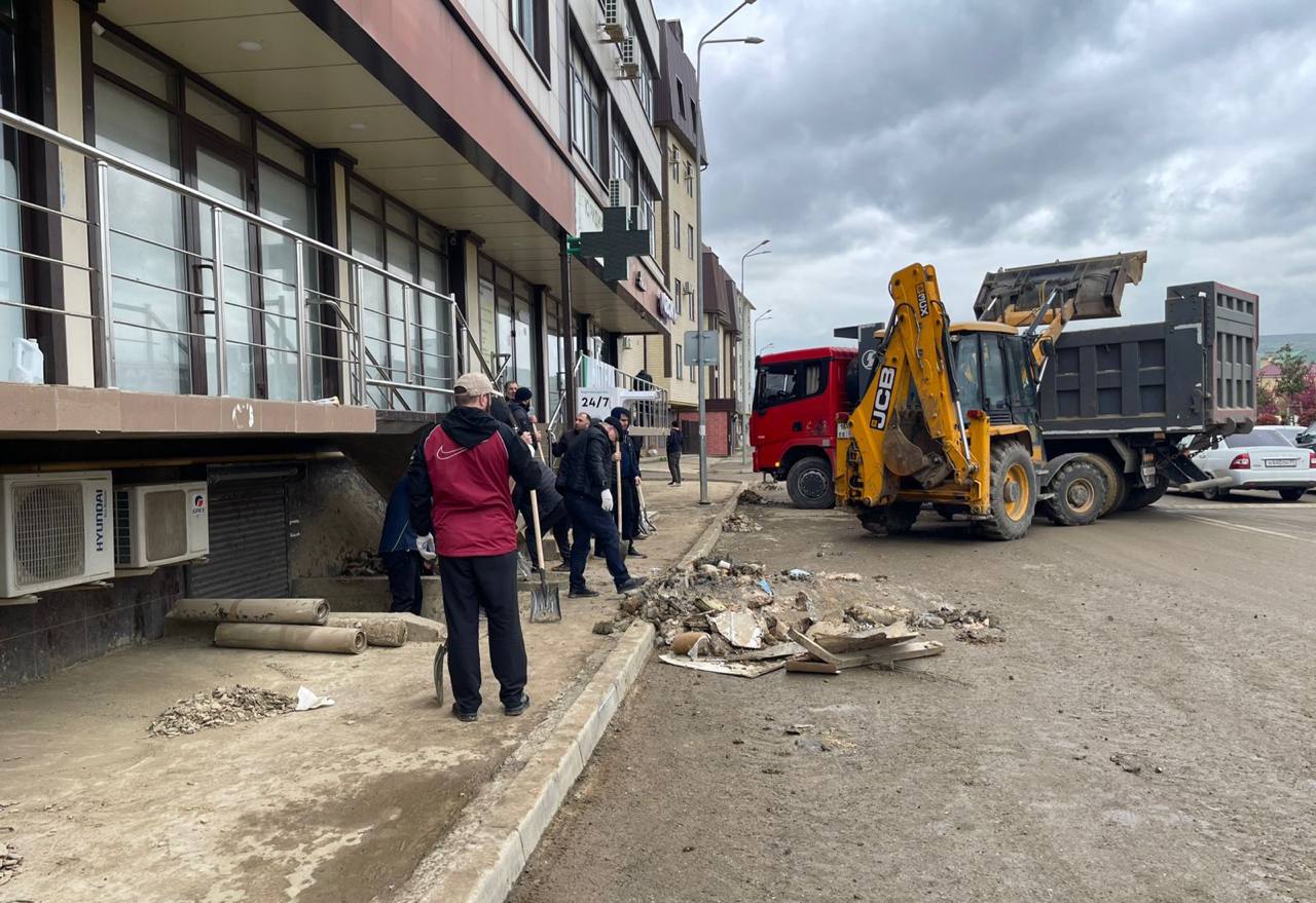 Субботник на улице Славы: коллектив Минэнерго РД – за чистоту и порядок!