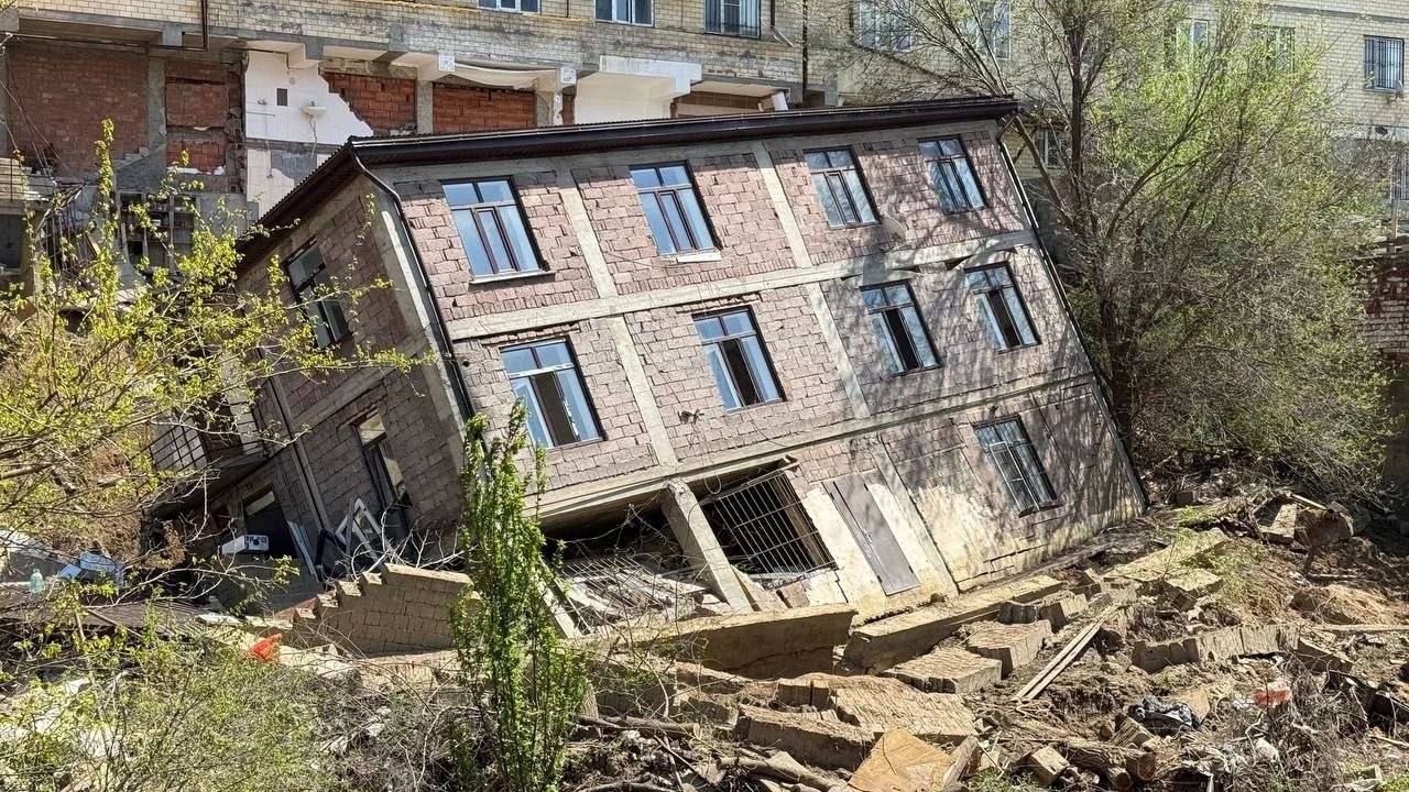 Русло реки Тарнаирки в Махачкале расчищают после прошедших паводков