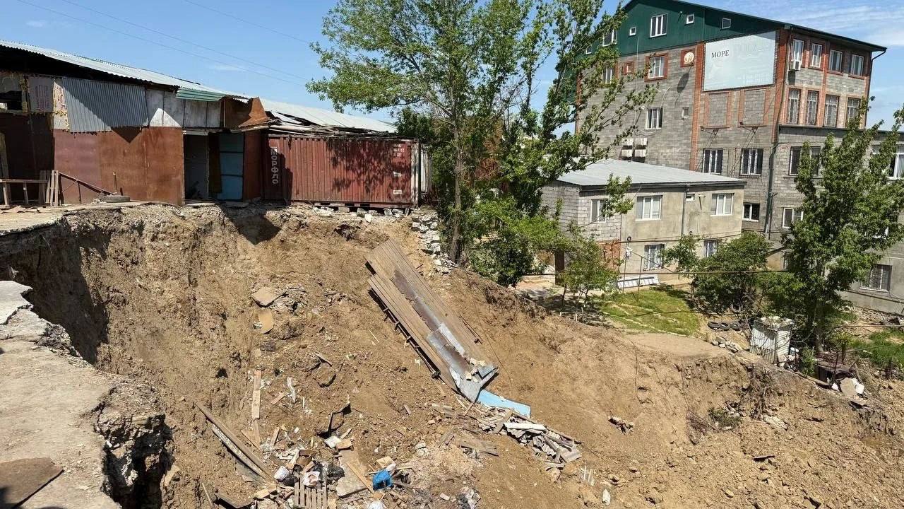 Русло реки Тарнаирки в Махачкале расчищают после прошедших паводков