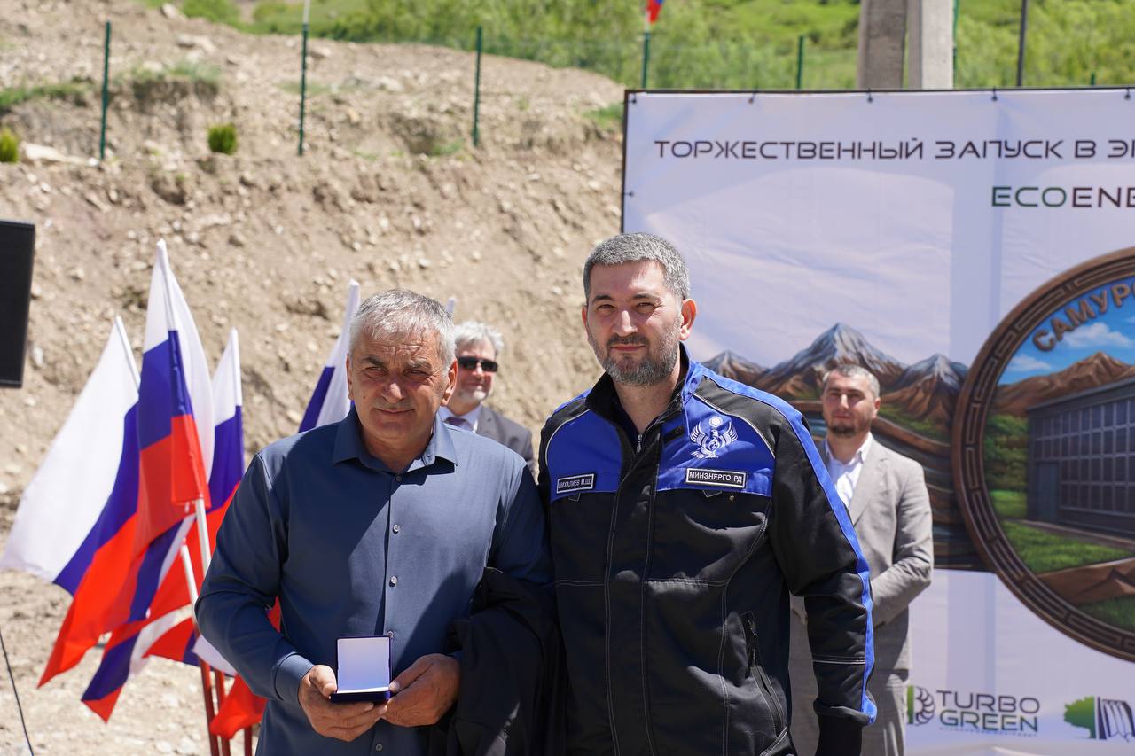 На торжественной церемонии в Докузпаринском районе отличившимся сотрудникам энергетической отрасли вручены медали.