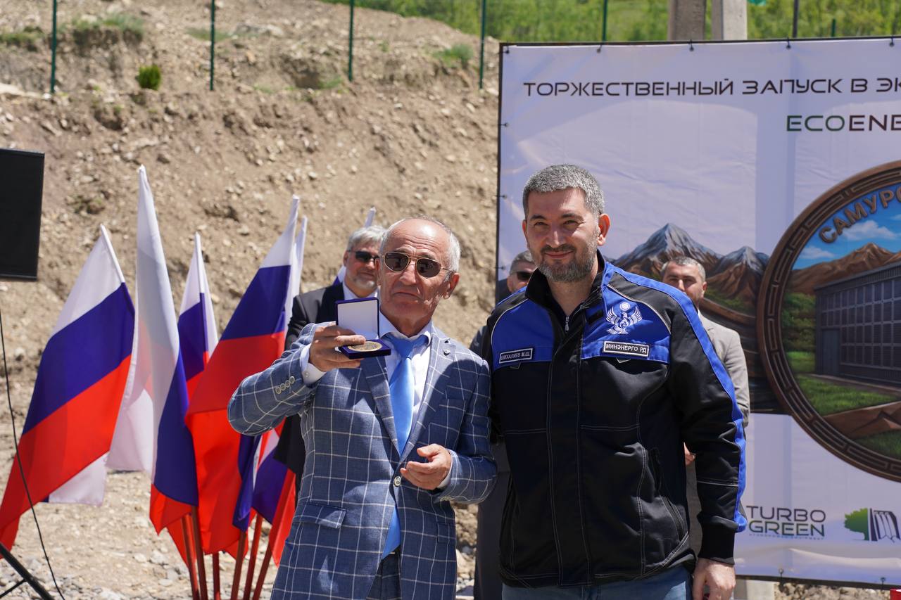 На торжественной церемонии в Докузпаринском районе отличившимся сотрудникам энергетической отрасли вручены медали.