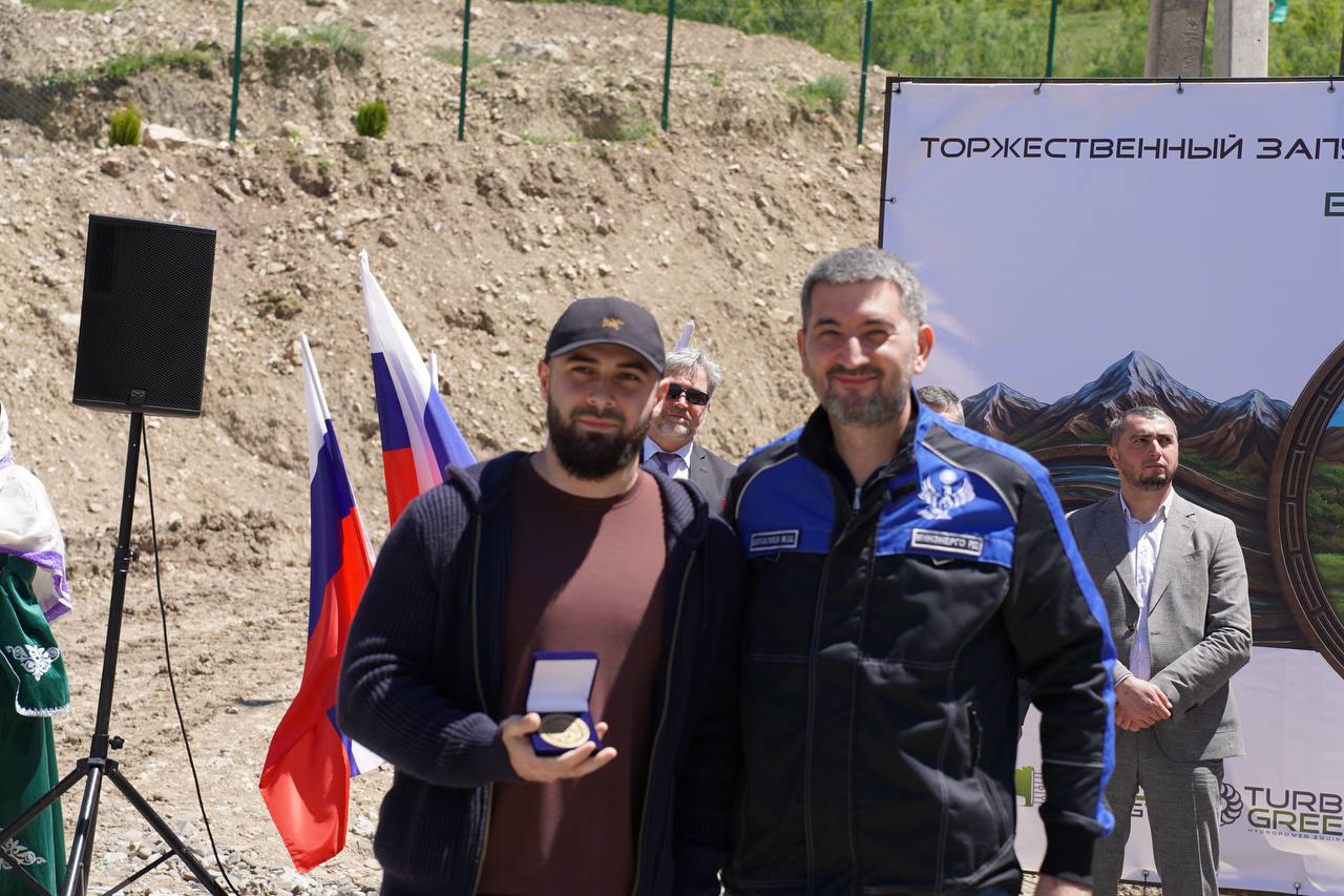 На торжественной церемонии в Докузпаринском районе отличившимся сотрудникам энергетической отрасли вручены медали.