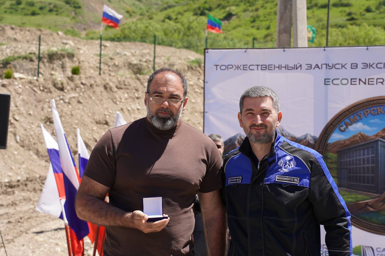 На торжественной церемонии в Докузпаринском районе отличившимся сотрудникам энергетической отрасли вручены медали.