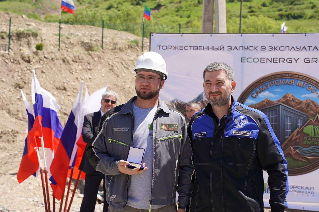 На торжественной церемонии в Докузпаринском районе отличившимся сотрудникам энергетической отрасли вручены медали.