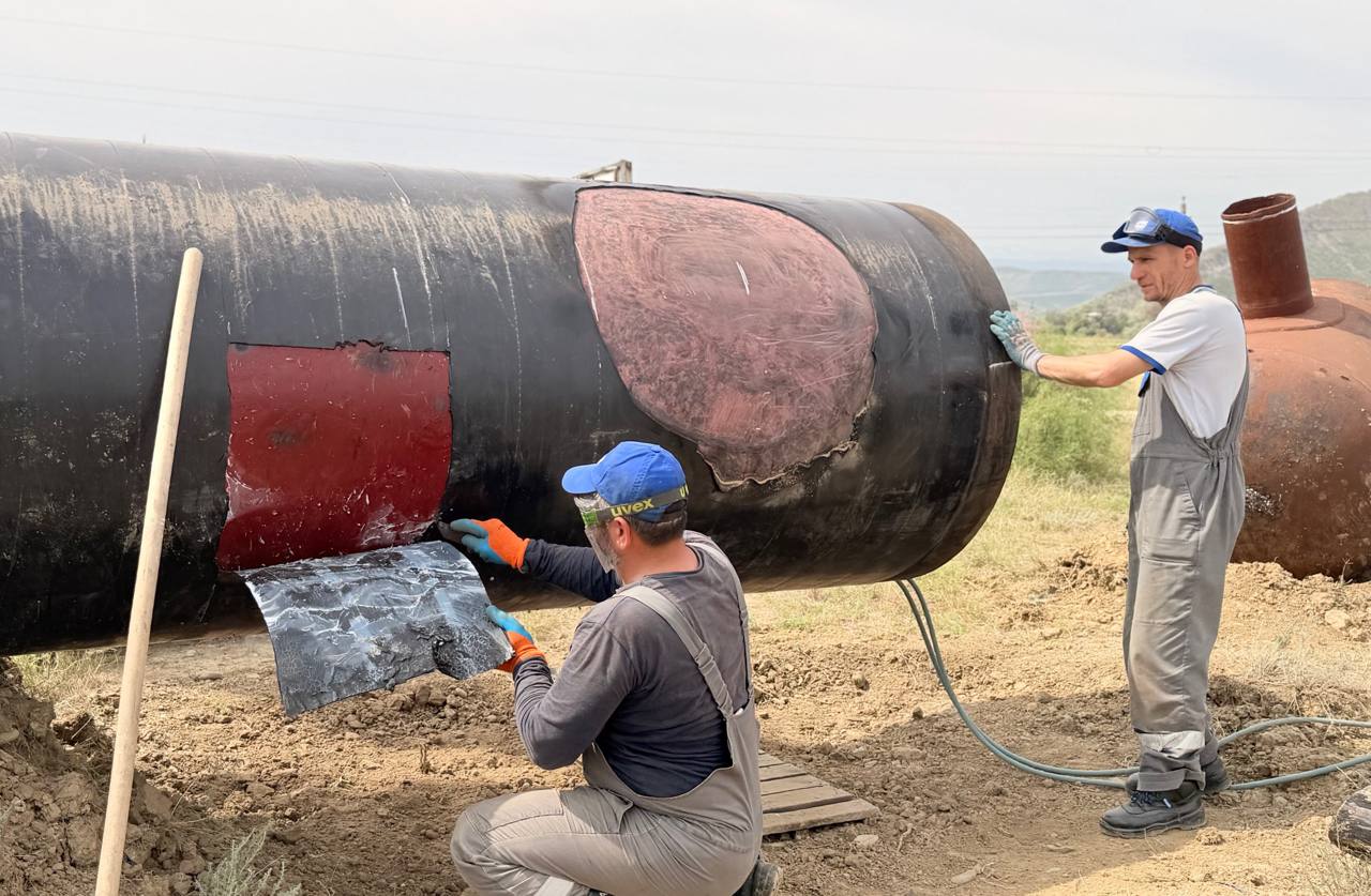 Выехал на место аварийно-восстановительных работ на магистральном газопроводе «Моздок – Казимагомед» вместе с первым заместителем Динисламом Иманмурзаевым.